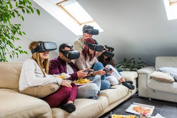 Amigos divirtiéndose en casa — Foto de Stock