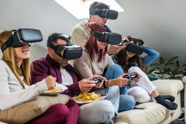 Amigos divirtiéndose en casa — Foto de Stock