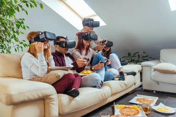 Vrienden hebben plezier thuis — Stockfoto