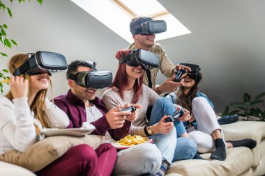 Arkadaşlar evde eğleniyor.