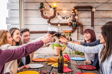 Evde öğle yemeği olan arkadaşlar