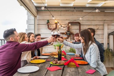 Evde öğle yemeği olan arkadaşlar