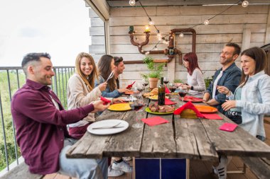 Evde öğle yemeği olan arkadaşlar