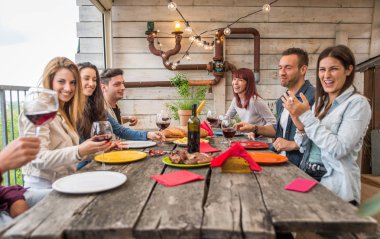 Evde öğle yemeği olan arkadaşlar