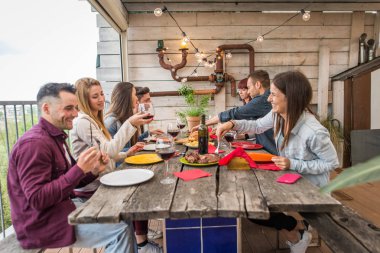 Evde öğle yemeği olan arkadaşlar