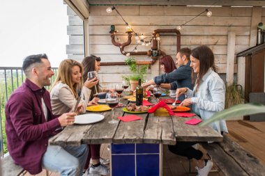 Evde öğle yemeği olan arkadaşlar