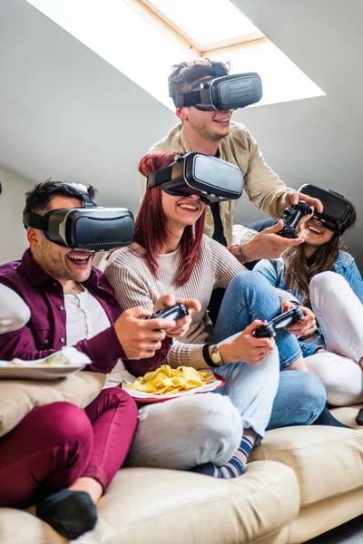 Amigos divirtiéndose en casa — Foto de Stock