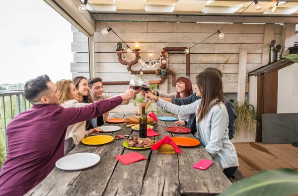 Venner som spiser lunsj hjemme – stockfoto