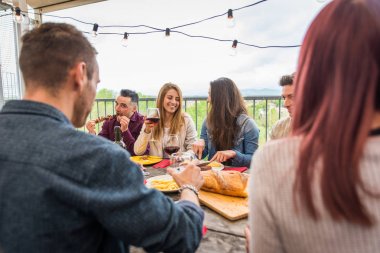 Evde öğle yemeği olan arkadaşlar