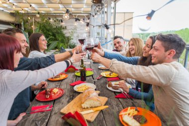 Evde öğle yemeği olan arkadaşlar