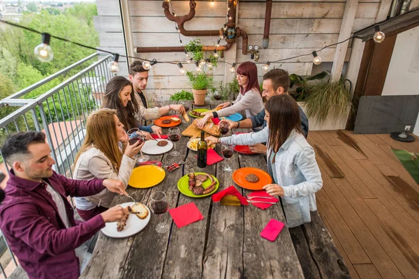 Vänner som har lunch hemma — Stockfoto