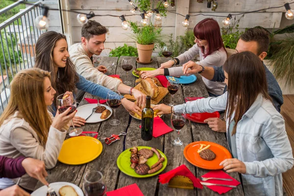 Venner som spiser lunsj hjemme – stockfoto