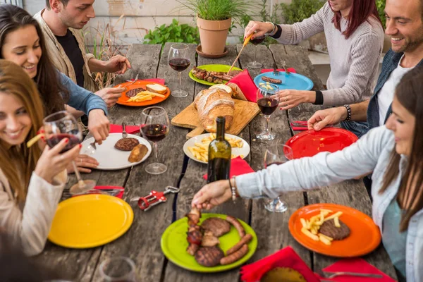 Vänner som har lunch hemma — Stockfoto