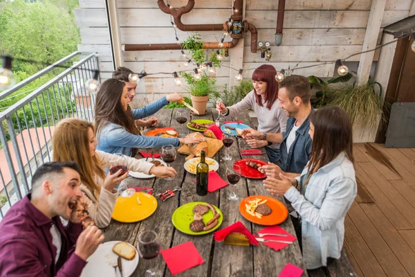 Venner som spiser lunsj hjemme – stockfoto