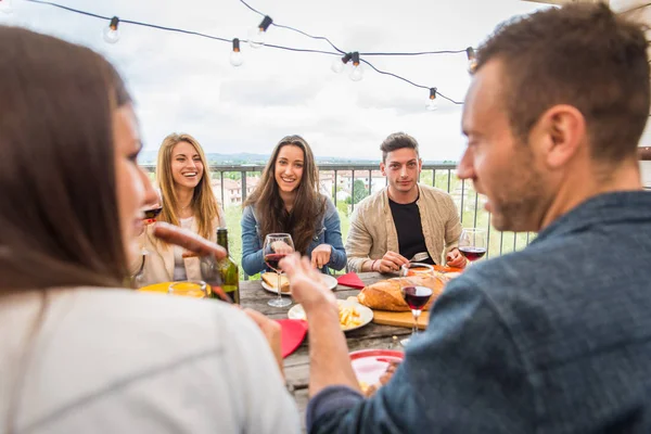 Venner, der spiser frokost derhjemme - Stock-foto