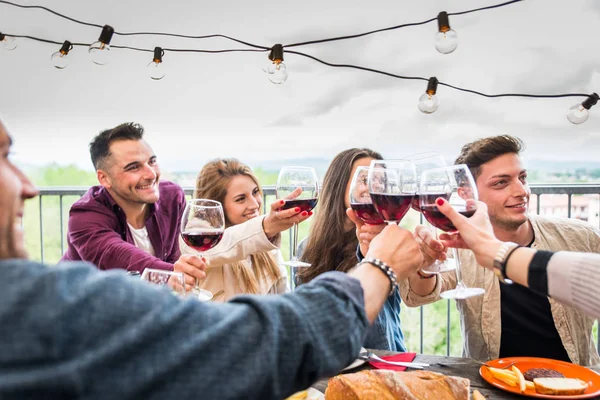 Vänner som har lunch hemma — Stockfoto