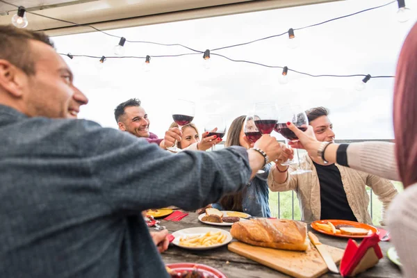 Vänner som har lunch hemma — Stockfoto