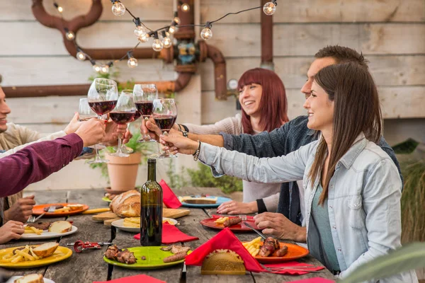 Vänner som har lunch hemma — Stockfoto