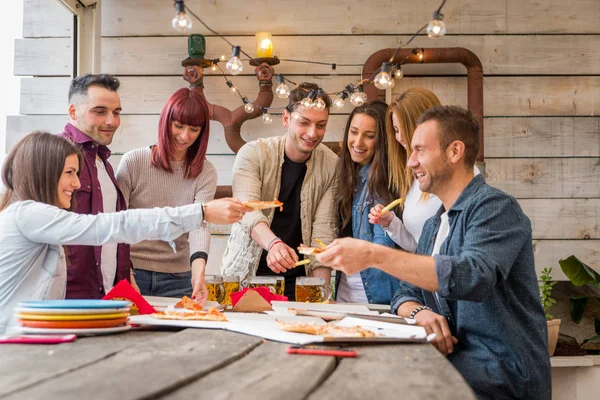 Grupo Amigos Felizes Unindo Casa Jovens Adultos Almoçando Passando Tempo — Fotografia de Stock