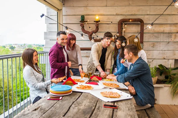집에서 유대감을 행복한 친구들 점심을 테라스에서 시간을 보내고 피자와 간식을 — 스톡 사진