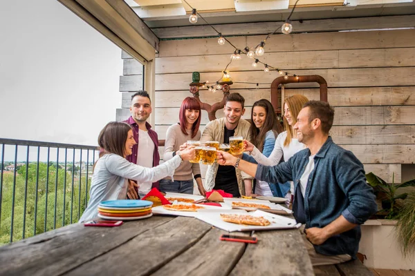 Grupo Amigos Felices Que Unen Casa Adultos Jóvenes Almorzando Pasando — Foto de Stock