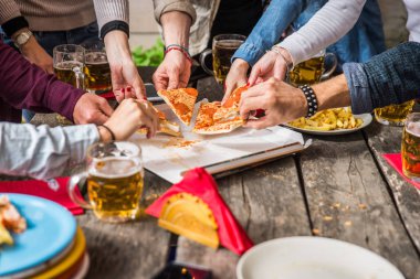 Evde mutlu arkadaşlar bağlama grubu-genç yetişkinler öğle yemeği ve birlikte bir çatı terasında vakit geçirmek, pizza ve atıştırmalıklar yeme