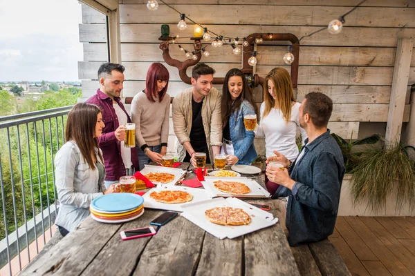 Grupp Lyckliga Vänner Limning Hemma Unga Vuxna Med Lunch Och — Stockfoto