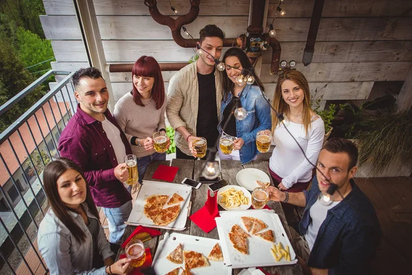Grup Prieteni Fericiți Care Leagă Acasă Adulții Tineri Iau Prânzul — Fotografie, imagine de stoc