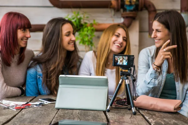 Influencer vlogging von zu Hause aus — Stockfoto