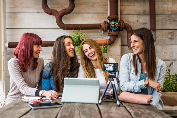 Influencers vlogging desde casa — Foto de Stock