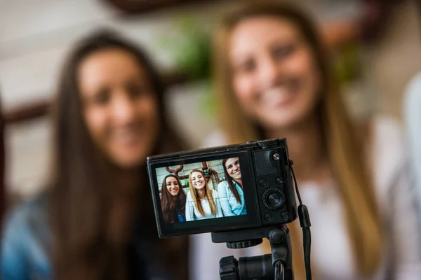 Influencers vlogging desde casa — Foto de Stock