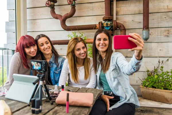 Influencers vlogging desde casa — Foto de Stock