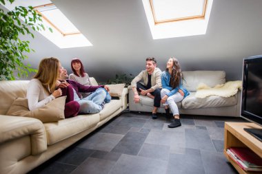 Arkadaşlar evde eğleniyor.