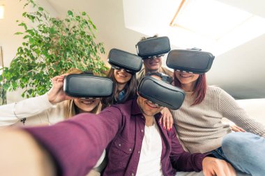 Arkadaşlar evde eğleniyor.