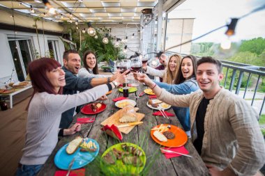 Evde öğle yemeği olan arkadaşlar