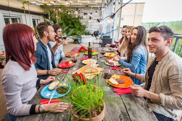 Amigos almoçando em casa — Fotografia de Stock