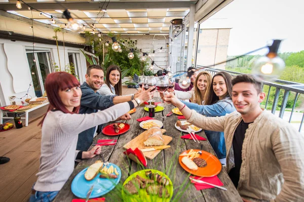 Amigos almorzando en casa — Foto de Stock