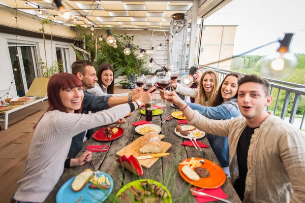 Evde öğle yemeği olan arkadaşlar