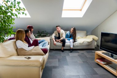 Arkadaşlar evde eğleniyor.