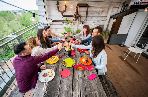 Venner som spiser lunsj hjemme – stockfoto