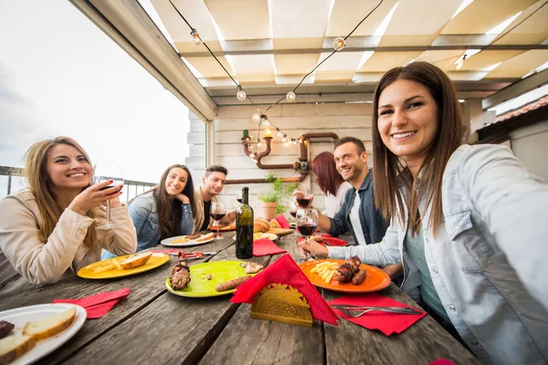 Venner, der spiser frokost derhjemme - Stock-foto