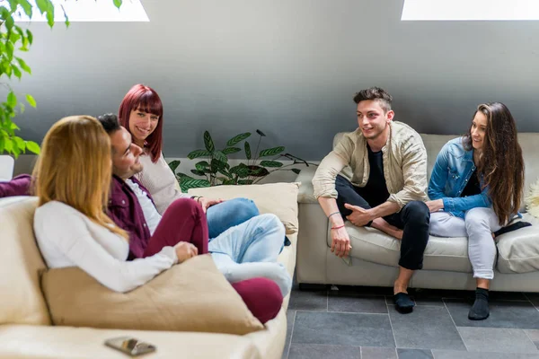 Amigos se divertindo em casa — Fotografia de Stock