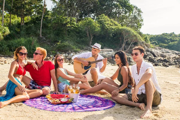 열대 섬에 행복한 친구의 그룹 — 스톡 사진