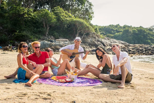 Grupo de amigos felizes em uma ilha tropical — Fotografia de Stock