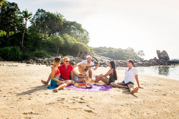 Groupe d'amis heureux sur une île tropicale — Photo