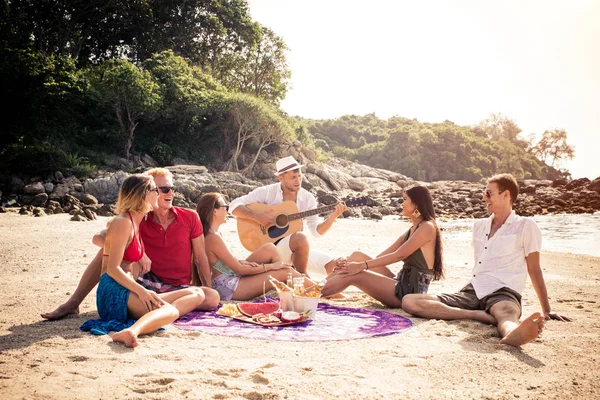 Grupo de amigos felices en una isla tropical — Foto de Stock