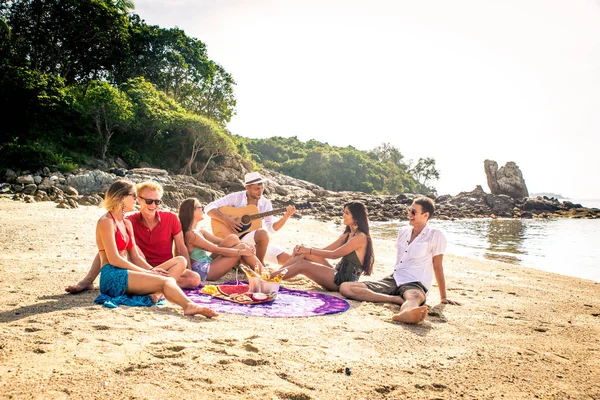Grupo de amigos felices en una isla tropical — Foto de Stock