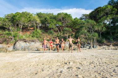 Tropikal bir adada mutlu arkadaş grubu