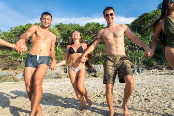 Grupp av lyckliga vänner på en tropisk ö — Stockfoto