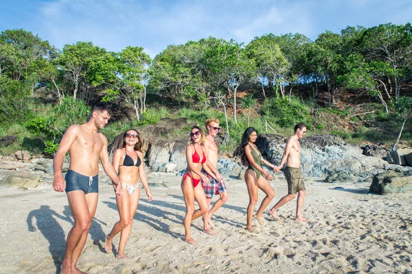 Gruppo di amici felici su un'isola tropicale — Foto Stock